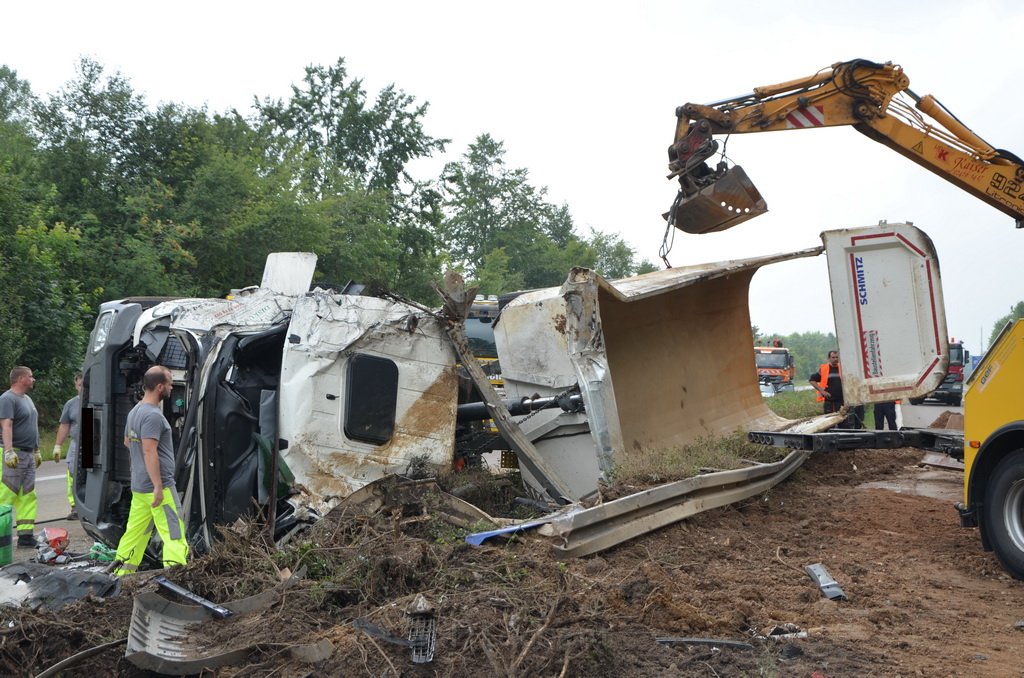 LKW umgestuerzt A 1 Rich Saarbruecken P185.JPG